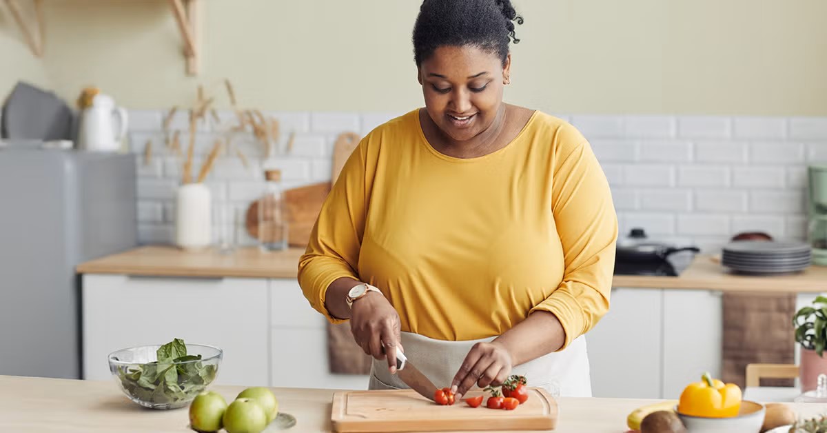 Women preparing healthy food