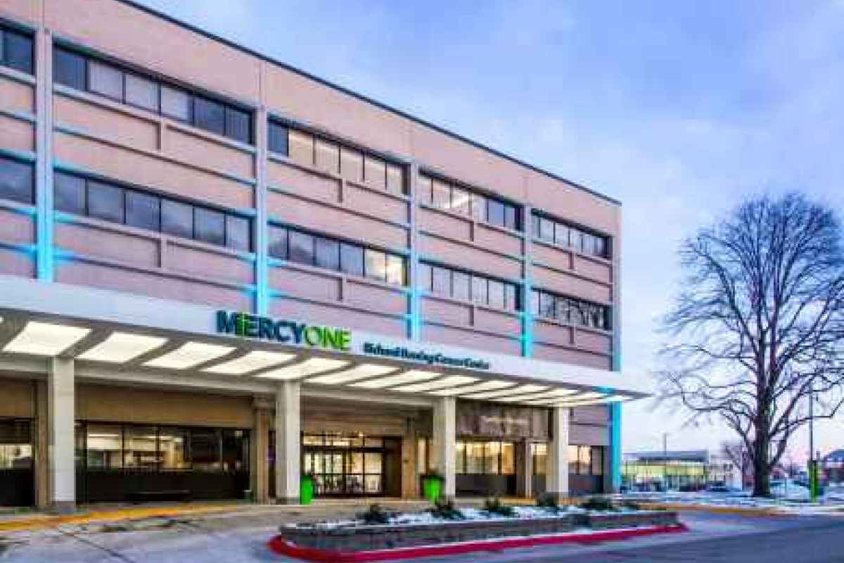 Exterior entrance of MercyOne Richard Deming Cancer Center in Des Moines.